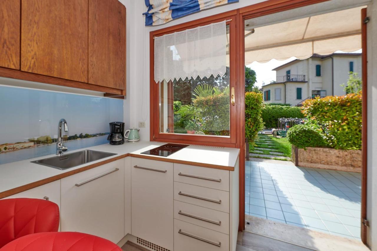Front Lake Studio With Loft Bed And Pool Бардолино Екстериор снимка