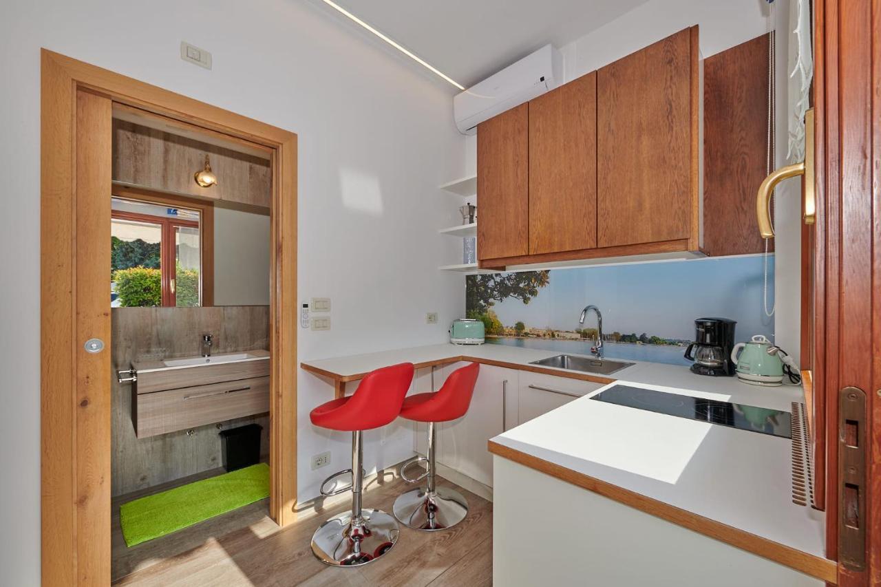Front Lake Studio With Loft Bed And Pool Бардолино Екстериор снимка