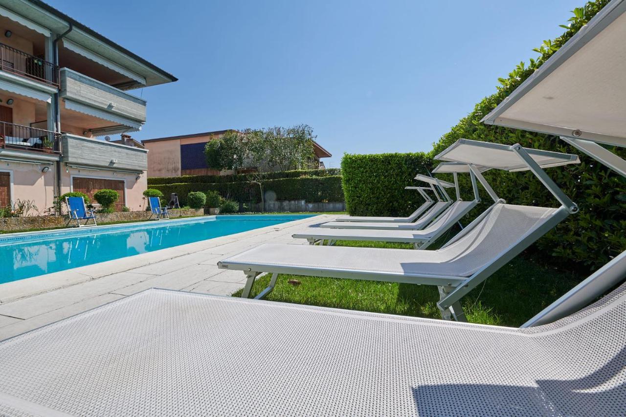 Front Lake Studio With Loft Bed And Pool Бардолино Екстериор снимка