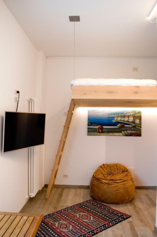 Front Lake Studio With Loft Bed And Pool Бардолино Екстериор снимка